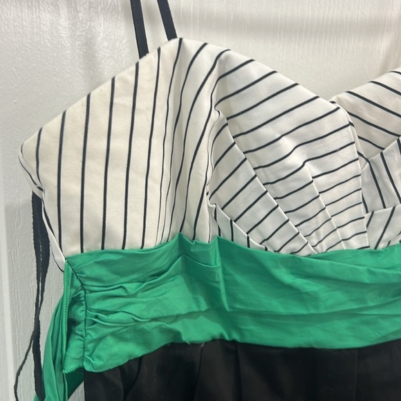 Like new! Stylish fitted dress with gorgeous green waistline. Size 5. - Picture 2 of 6